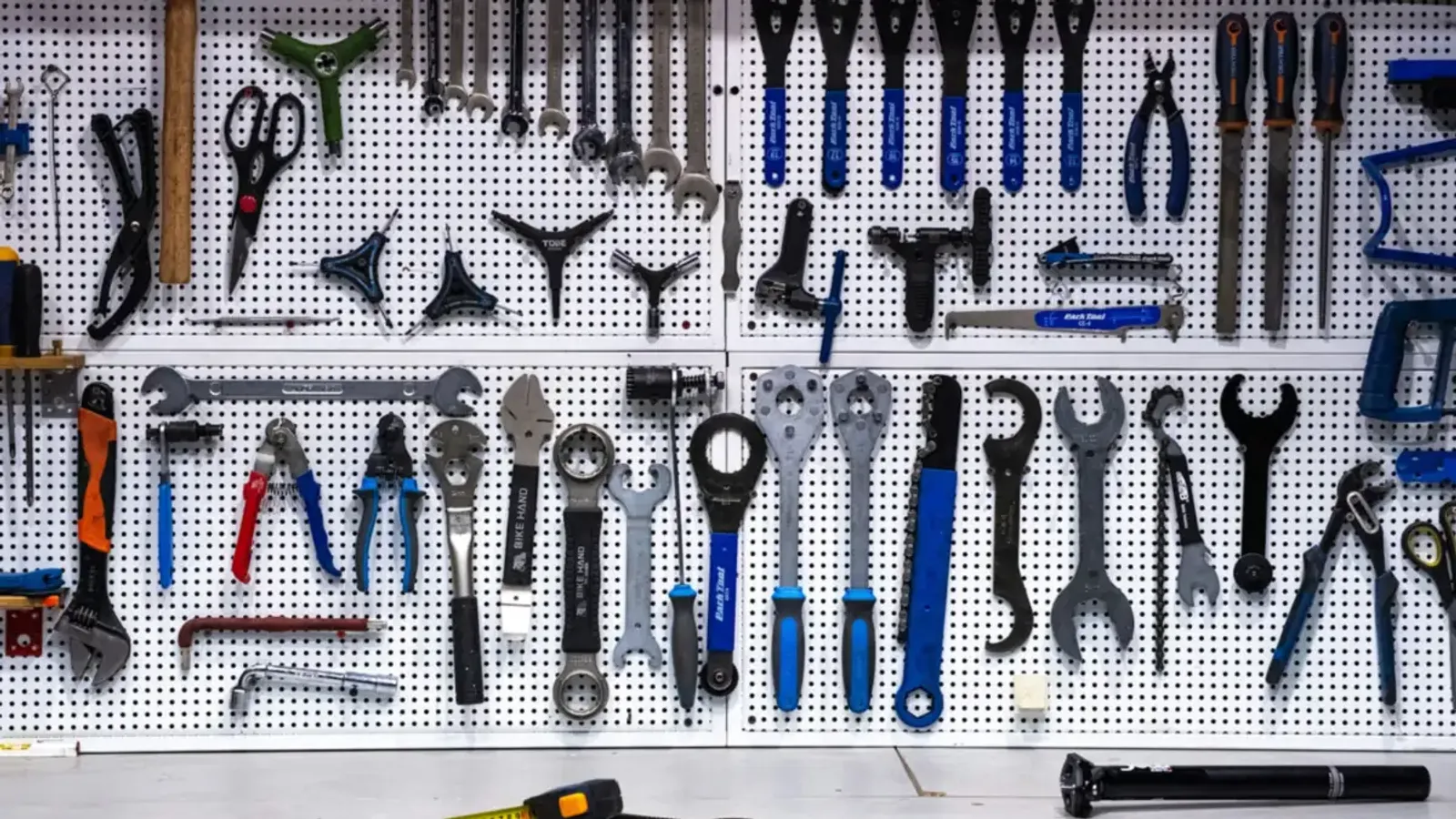 Gereedschapswand met sleutels, tangen en ander handgereedschap
